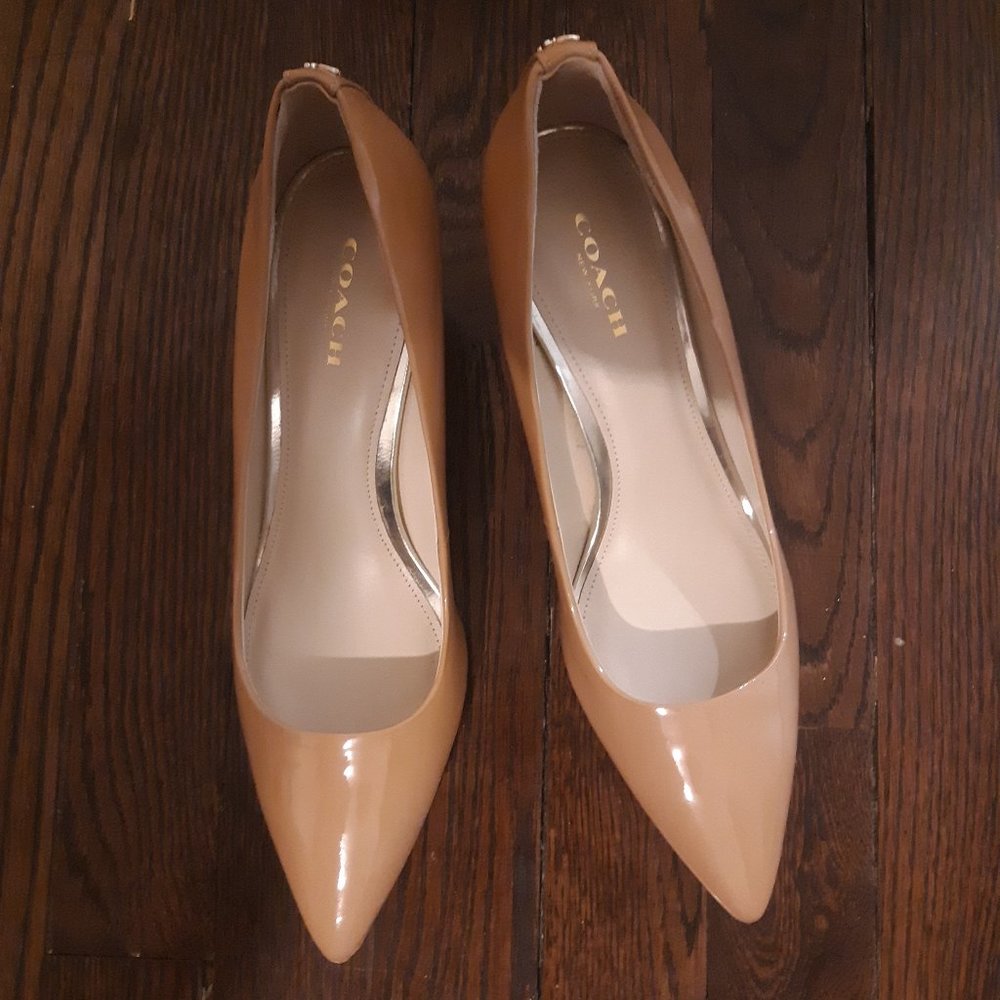 Coach tan/Beige Patent Pump Size 7